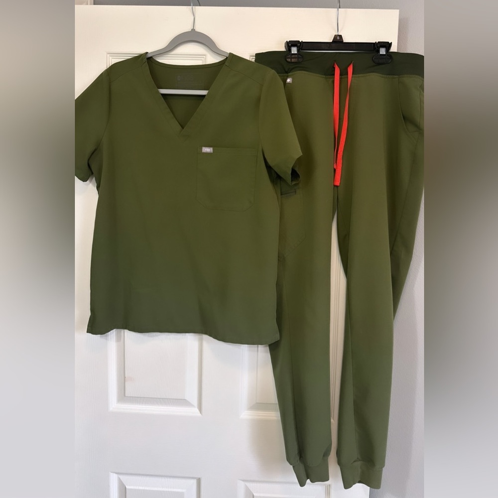 Fig womens size M/MT olive top and Zamora joggers